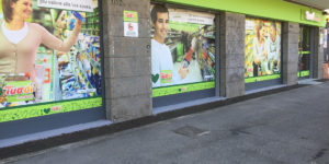 TUODI MARKET PORTUENSE allestimento vetrine negozio con stampe digitali in adesivo plastificato opaco garantite per esterno (3 anni)