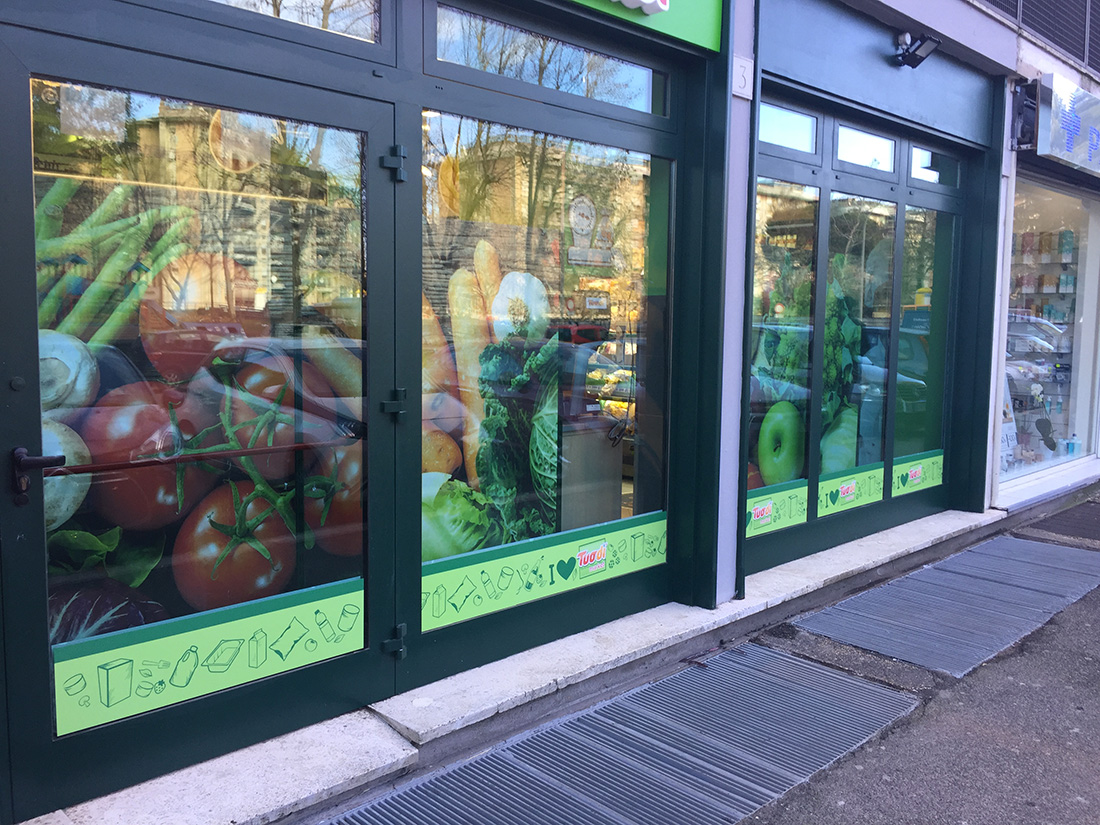 TUODI MARKET CRIVELLI allestimento vetrine negozio con stampe digitali in adesivo plastificato opaco garantite per esterno (3 anni)