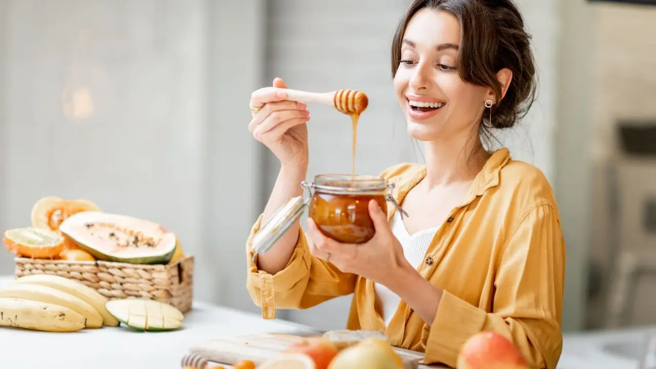 Mangiare miele a colazione: fa bene o fa male?